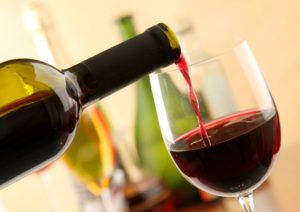Красное вино повышает или понижает давление?