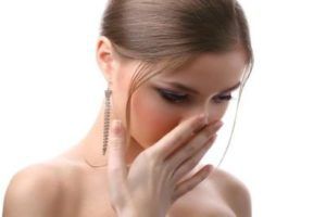 Запах мочи у женщин: причины